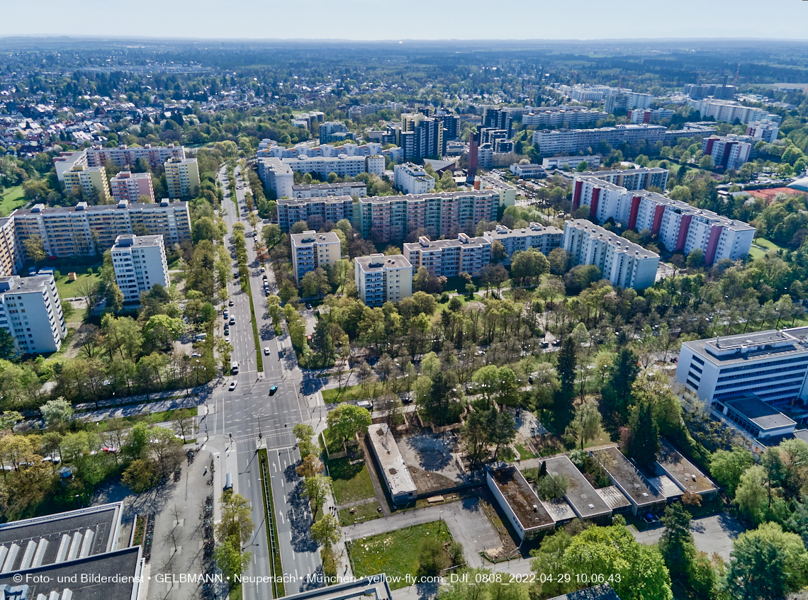 29.04.2022 - Luftbilder von der Baustelle Haus für Kinder in Neuperlach